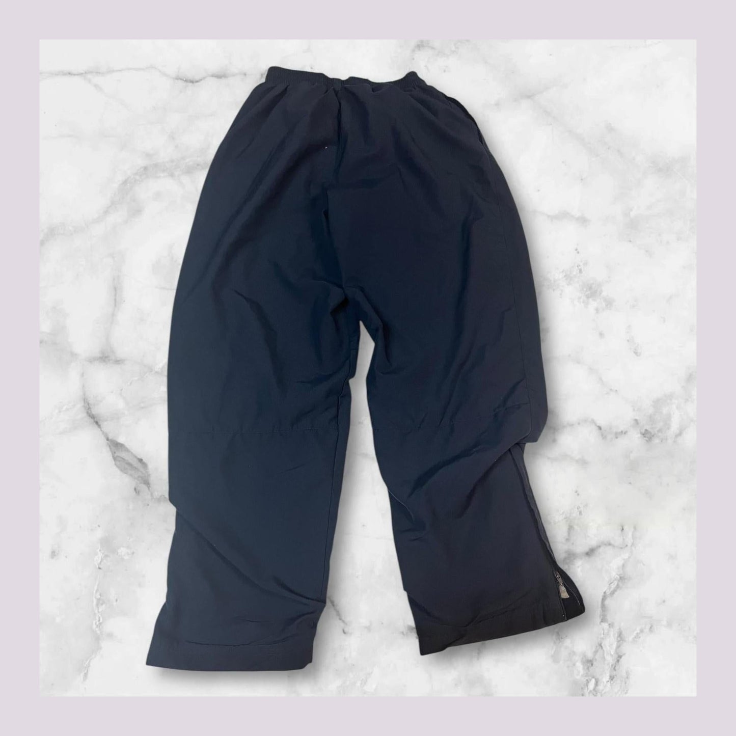 Entdecke unsere Vintage Track Pants von Nike und anderen Marken, erhältlich bei Valuxery.de - Dein Shop für trendige Vintage - Kleidung. Unsere Track Pants sind aus hochwertigen Materialien und