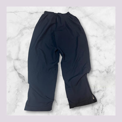 Entdecke unsere Vintage Track Pants von Nike und anderen Marken, erhältlich bei Valuxery.de - Dein Shop für trendige Vintage - Kleidung. Unsere Track Pants sind aus hochwertigen Materialien und