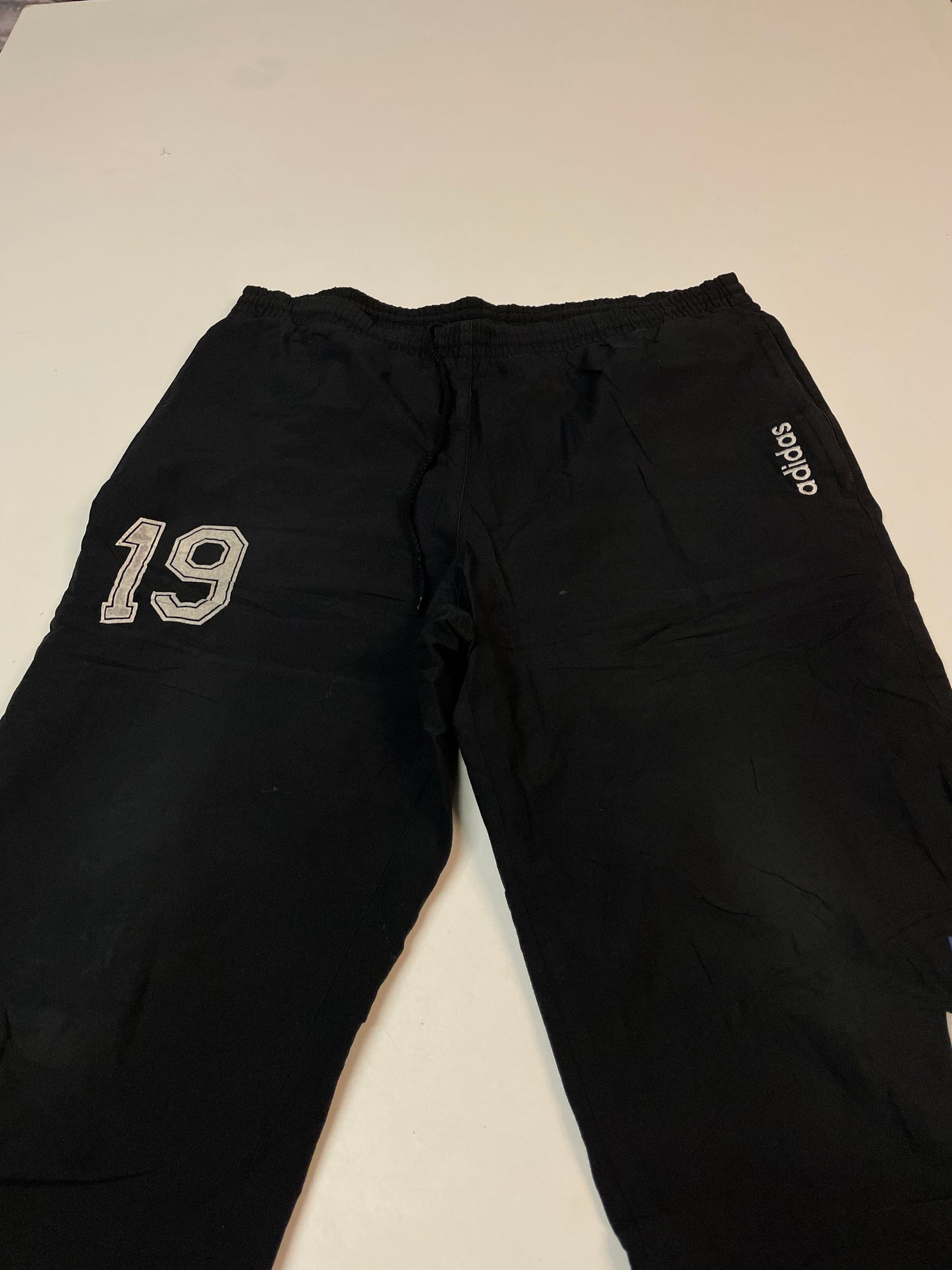 Entdecke unsere Vintage Track Pants von Nike und anderen Marken, erhältlich bei Valuxery.de - Dein Shop für trendige Vintage - Kleidung. Unsere Track Pants sind aus hochwertigen Materialien und