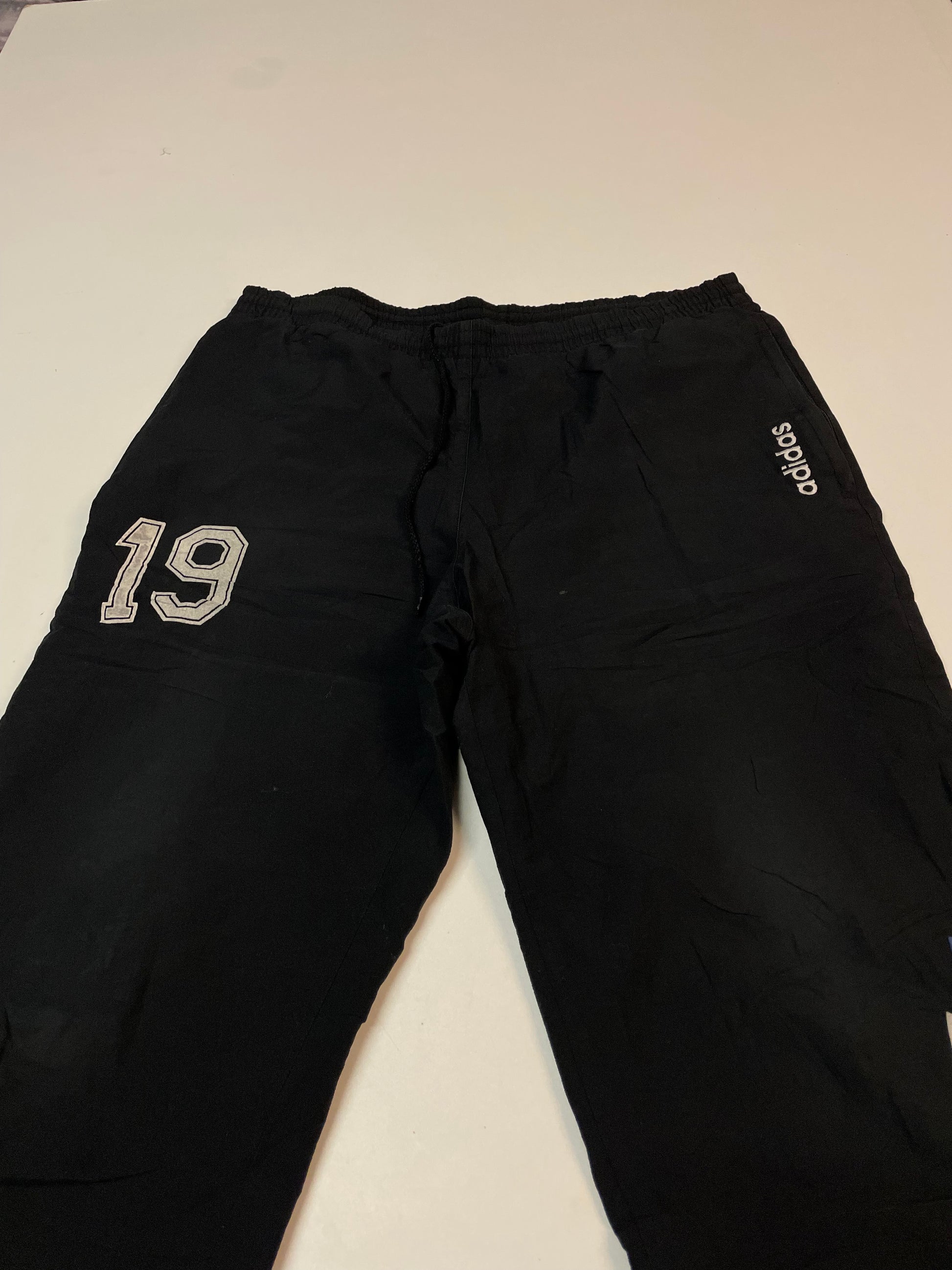 Entdecke unsere Vintage Track Pants von Nike und anderen Marken, erhältlich bei Valuxery.de - Dein Shop für trendige Vintage - Kleidung. Unsere Track Pants sind aus hochwertigen Materialien und
