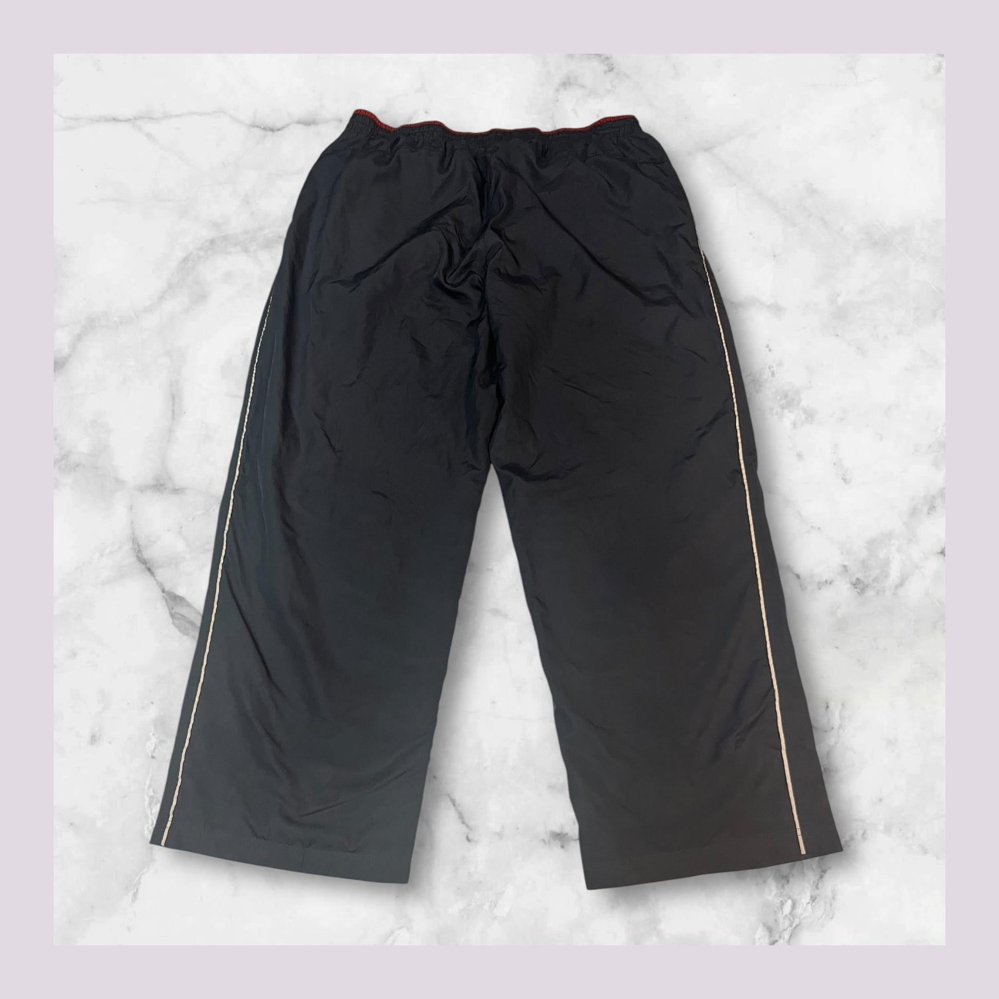 Entdecke unsere Vintage Track Pants von Nike und anderen Marken, erhältlich bei Valuxery.de - Dein Shop für trendige Vintage - Kleidung. Unsere Track Pants sind aus hochwertigen Materialien und