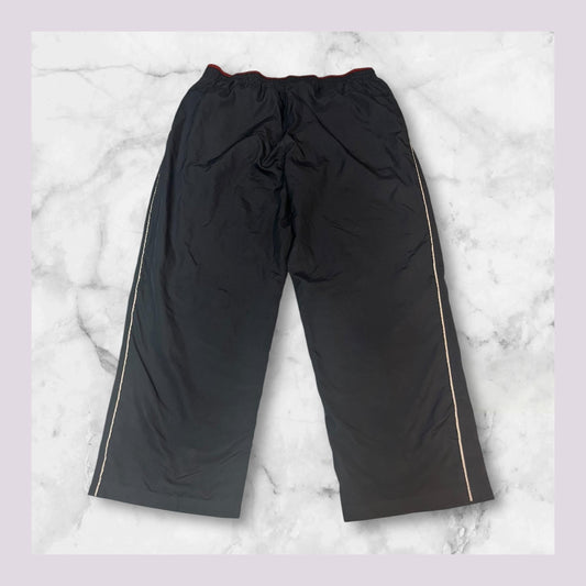 Entdecke unsere Vintage Track Pants von Nike und anderen Marken, erhältlich bei Valuxery.de - Dein Shop für trendige Vintage - Kleidung. Unsere Track Pants sind aus hochwertigen Materialien und