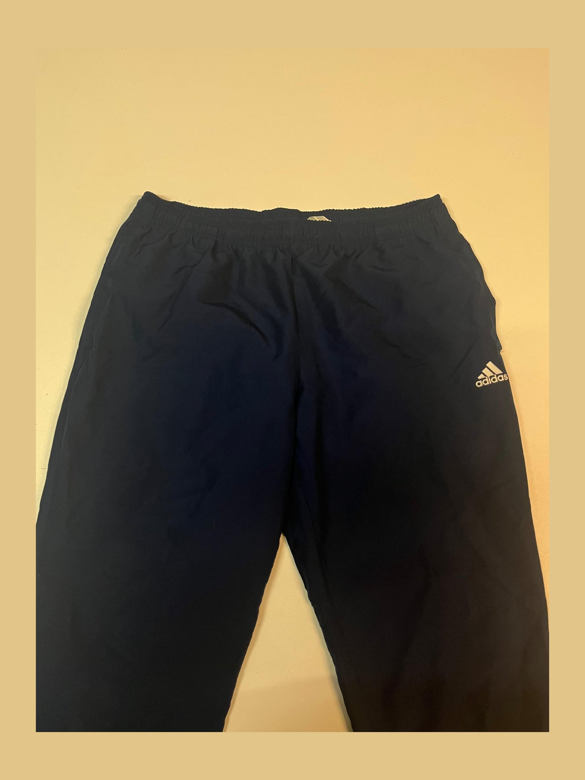 Entdecke unsere Vintage Track Pants von Nike und anderen Marken, erhältlich bei Valuxery.de - Dein Shop für trendige Vintage - Kleidung. Unsere Track Pants sind aus hochwertigen Materialien und