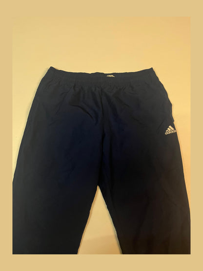Entdecke unsere Vintage Track Pants von Nike und anderen Marken, erhältlich bei Valuxery.de - Dein Shop für trendige Vintage - Kleidung. Unsere Track Pants sind aus hochwertigen Materialien und