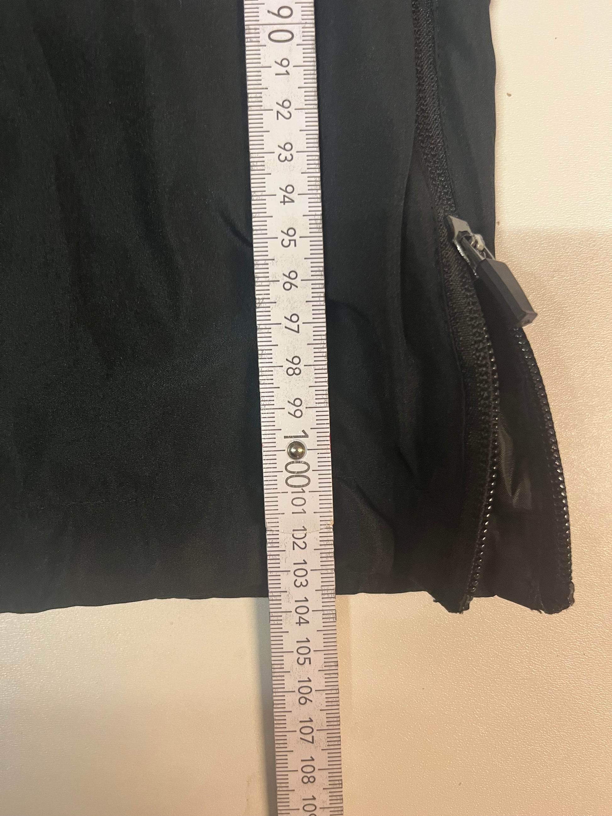 Entdecke unsere Vintage Track Pants von Nike und anderen Marken, erhältlich bei Valuxery.de - Dein Shop für trendige Vintage - Kleidung. Unsere Track Pants sind aus hochwertigen Materialien und