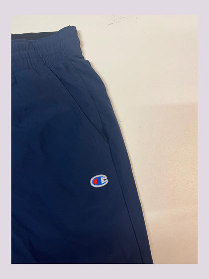 Entdecke unsere Vintage Track Pants von Nike und anderen Marken, erhältlich bei Valuxery.de - Dein Shop für trendige Vintage - Kleidung. Unsere Track Pants sind aus hochwertigen Materialien und