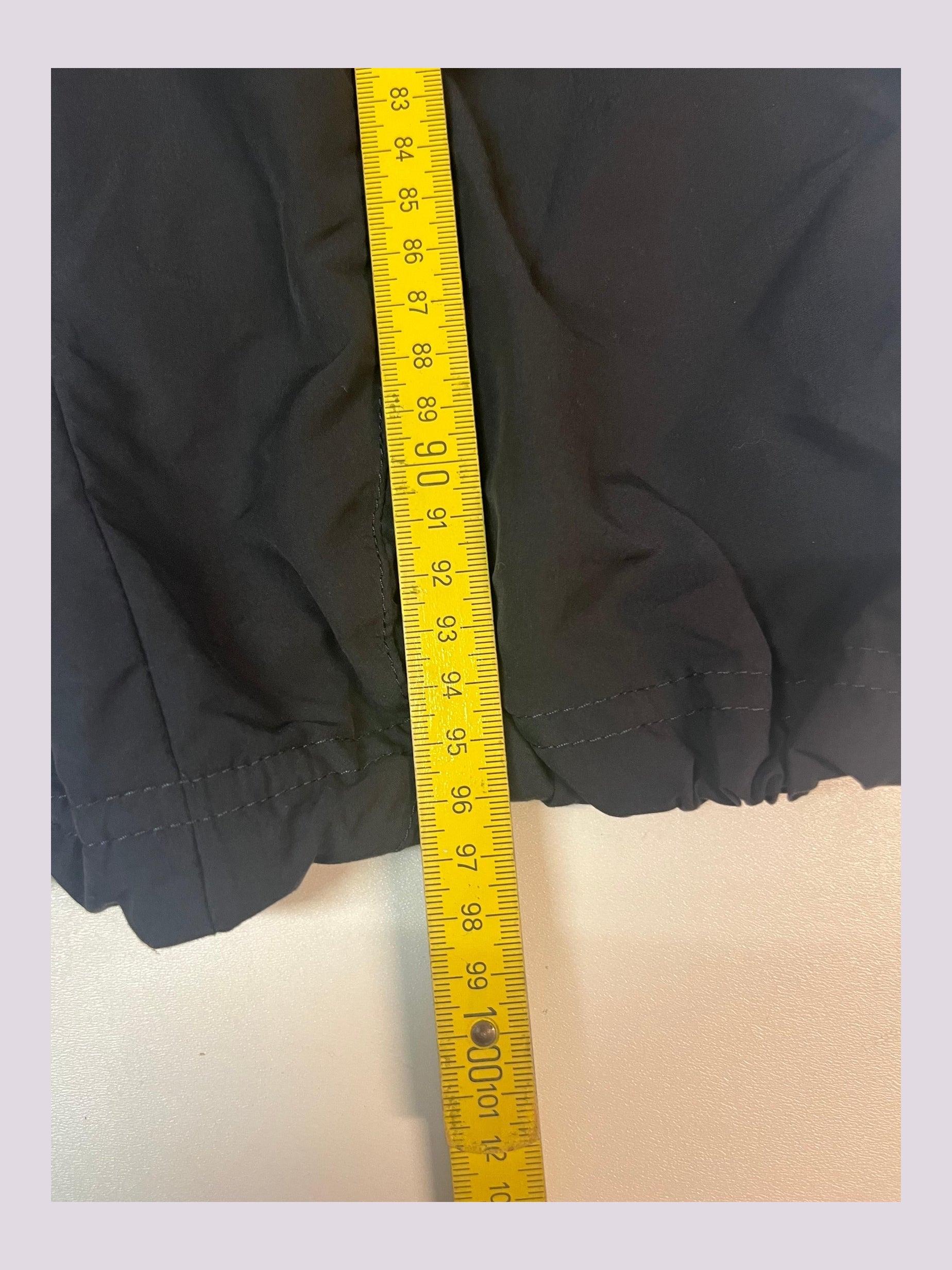 Entdecke unsere Vintage Track Pants von Nike und anderen Marken, erhältlich bei Valuxery.de - Dein Shop für trendige Vintage - Kleidung. Unsere Track Pants sind aus hochwertigen Materialien und