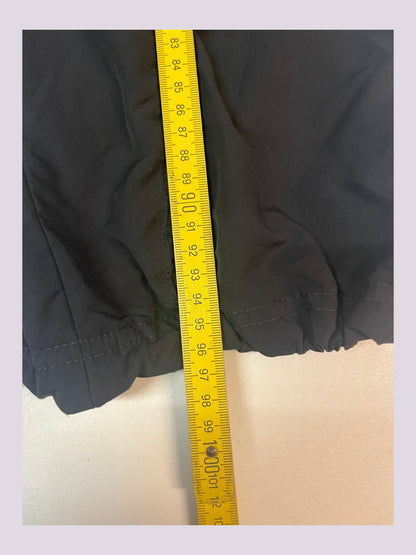 Entdecke unsere Vintage Track Pants von Nike und anderen Marken, erhältlich bei Valuxery.de - Dein Shop für trendige Vintage - Kleidung. Unsere Track Pants sind aus hochwertigen Materialien und