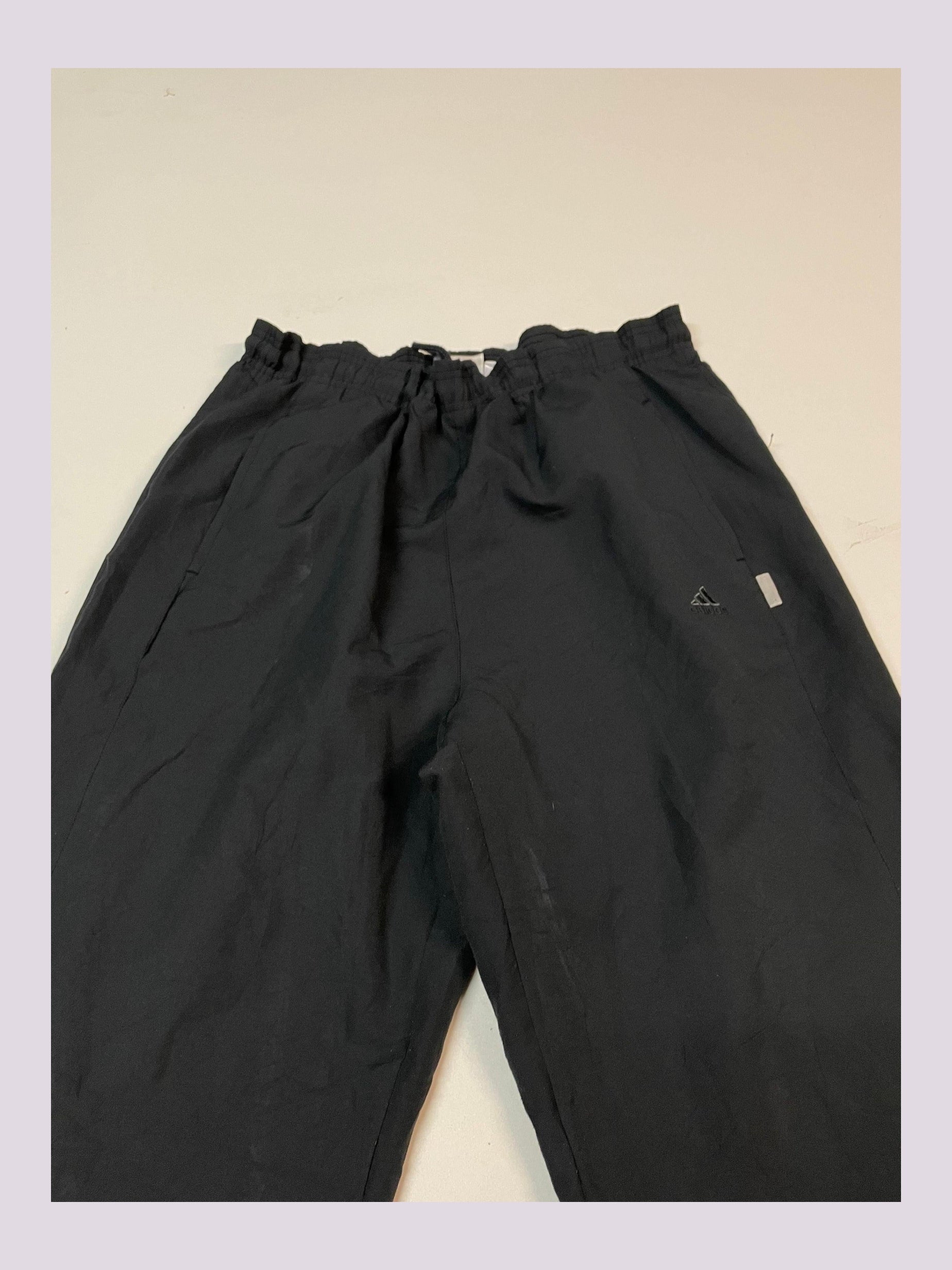Entdecke unsere Vintage Track Pants von Nike und anderen Marken, erhältlich bei Valuxery.de - Dein Shop für trendige Vintage - Kleidung. Unsere Track Pants sind aus hochwertigen Materialien und