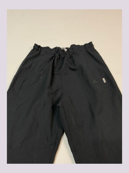 Entdecke unsere Vintage Track Pants von Nike und anderen Marken, erhältlich bei Valuxery.de - Dein Shop für trendige Vintage - Kleidung. Unsere Track Pants sind aus hochwertigen Materialien und