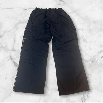 Entdecke unsere Vintage Track Pants von Nike und anderen Marken, erhältlich bei Valuxery.de - Dein Shop für trendige Vintage - Kleidung. Unsere Track Pants sind aus hochwertigen Materialien und