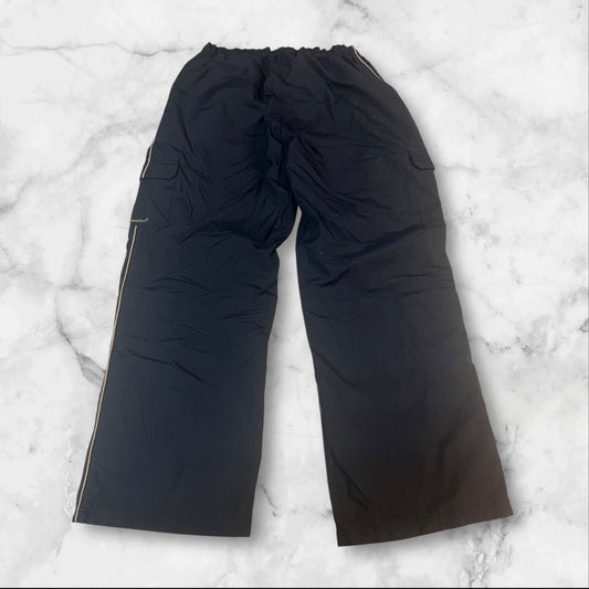 Entdecke unsere Vintage Track Pants von Nike und anderen Marken, erhältlich bei Valuxery.de - Dein Shop für trendige Vintage - Kleidung. Unsere Track Pants sind aus hochwertigen Materialien und