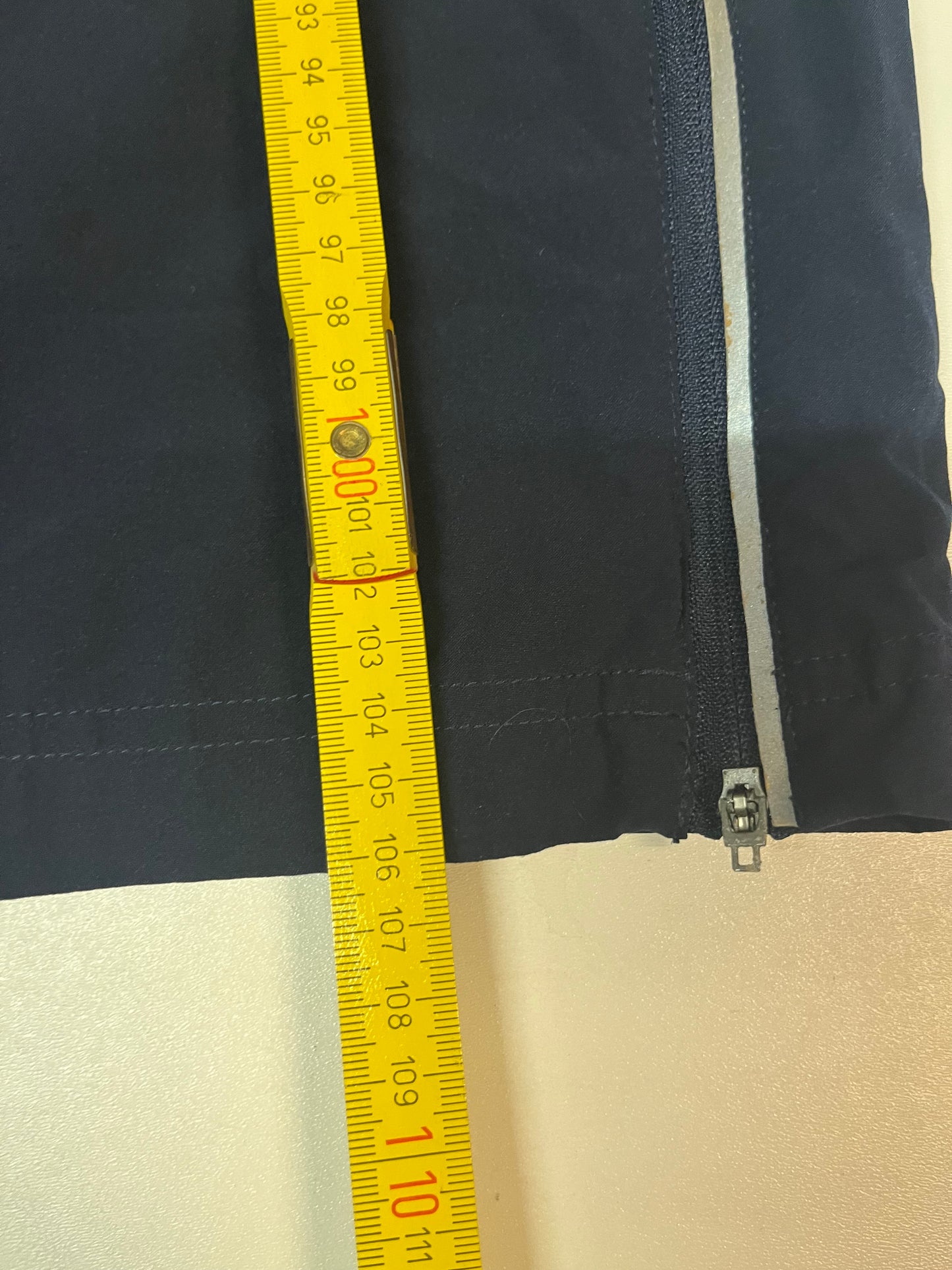 Entdecke unsere Vintage Track Pants von Nike und anderen Marken, erhältlich bei Valuxery.de - Dein Shop für trendige Vintage - Kleidung. Unsere Track Pants sind aus hochwertigen Materialien und