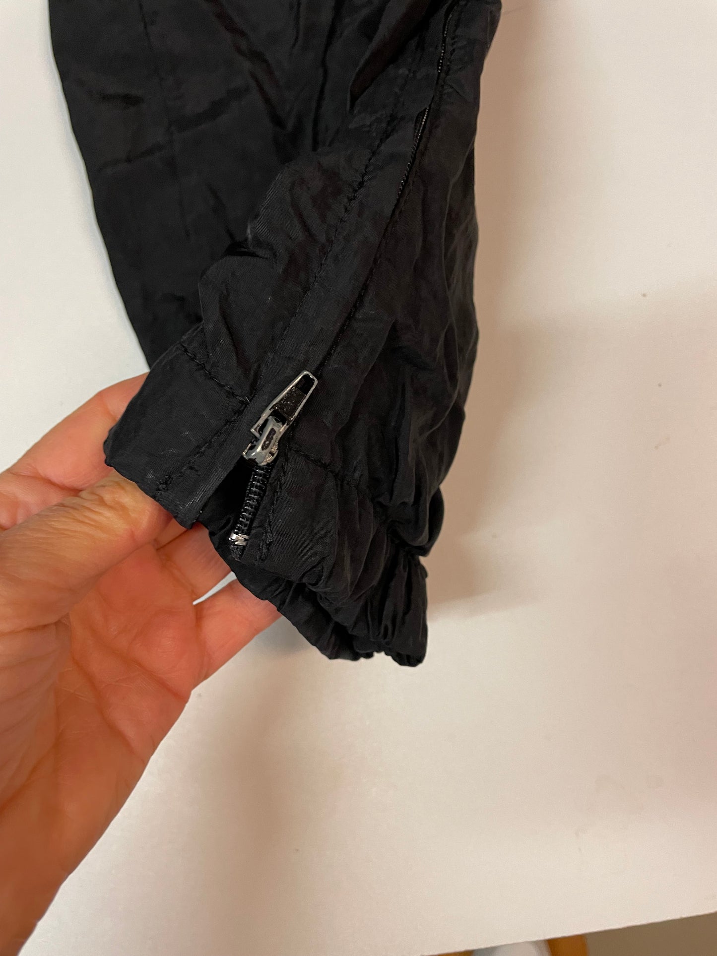 Entdecke unsere Vintage Track Pants von Nike und anderen Marken, erhältlich bei Valuxery.de - Dein Shop für trendige Vintage - Kleidung. Unsere Track Pants sind aus hochwertigen Materialien und