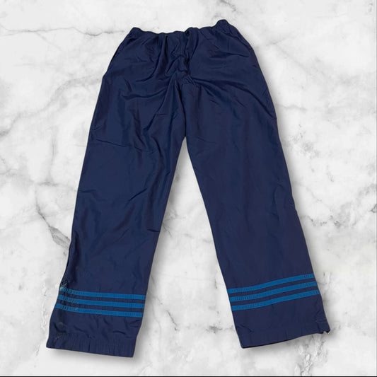 Entdecke unsere Vintage Track Pants von Nike und anderen Marken, erhältlich bei Valuxery.de - Dein Shop für trendige Vintage - Kleidung. Unsere Track Pants sind aus hochwertigen Materialien und