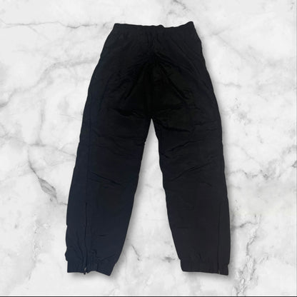 Entdecke unsere Vintage Track Pants von Nike und anderen Marken, erhältlich bei Valuxery.de - Dein Shop für trendige Vintage - Kleidung. Unsere Track Pants sind aus hochwertigen Materialien und