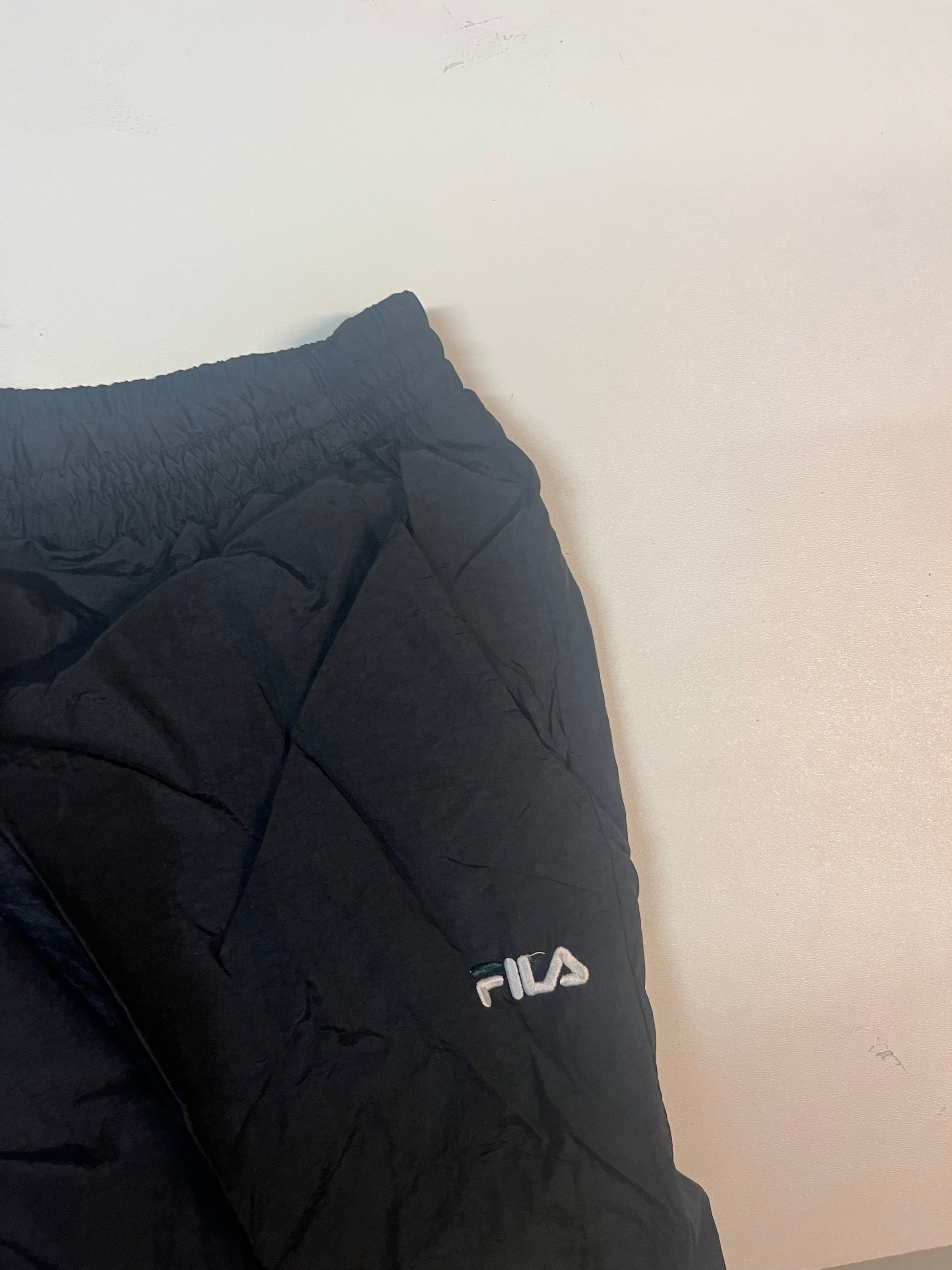 Entdecke unsere Vintage Track Pants von Nike und anderen Marken, erhältlich bei Valuxery.de - Dein Shop für trendige Vintage - Kleidung. Unsere Track Pants sind aus hochwertigen Materialien und