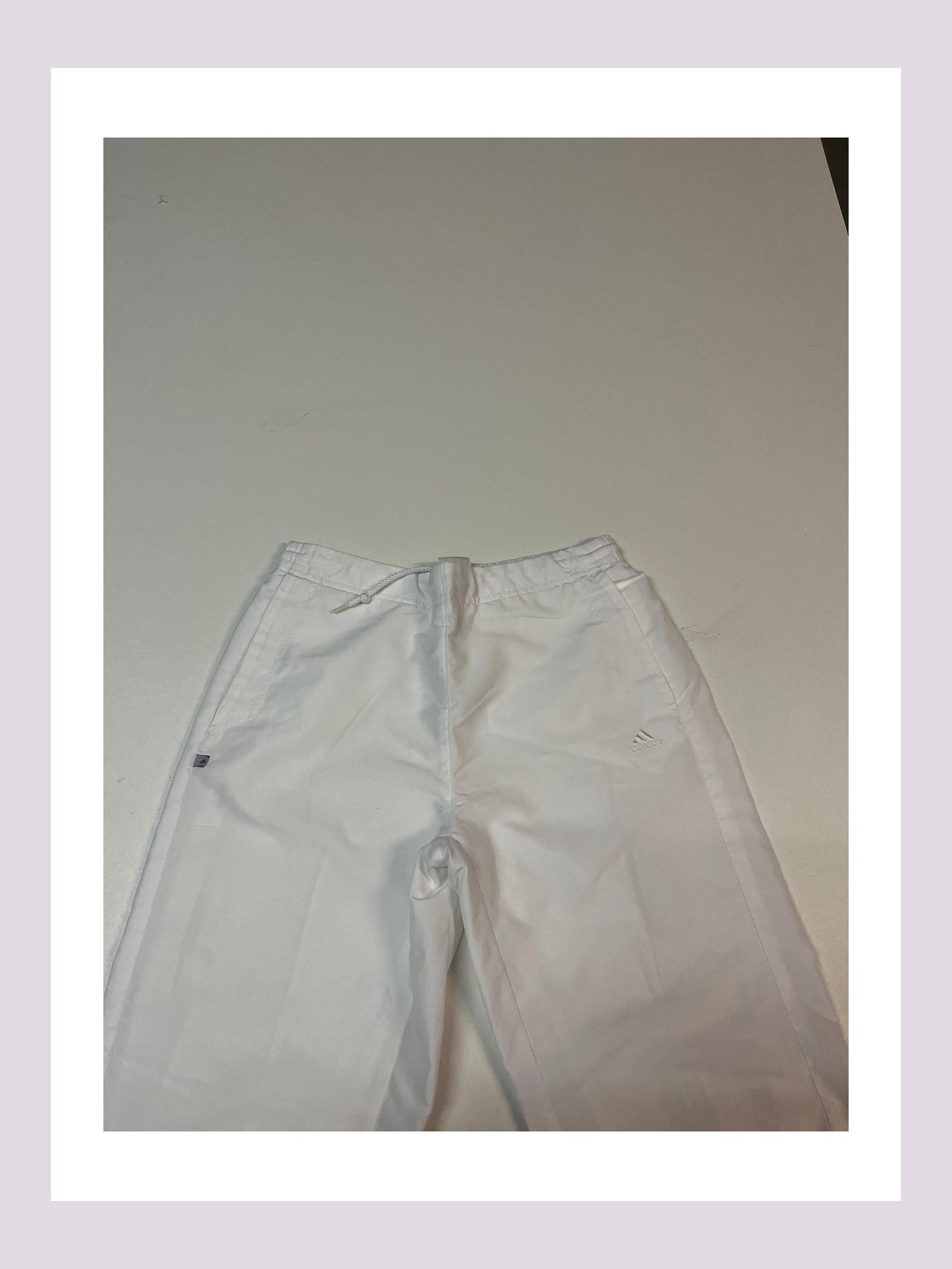 Entdecke unsere Vintage Track Pants von Nike und anderen Marken, erhältlich bei Valuxery.de - Dein Shop für trendige Vintage - Kleidung. Unsere Track Pants sind aus hochwertigen Materialien und