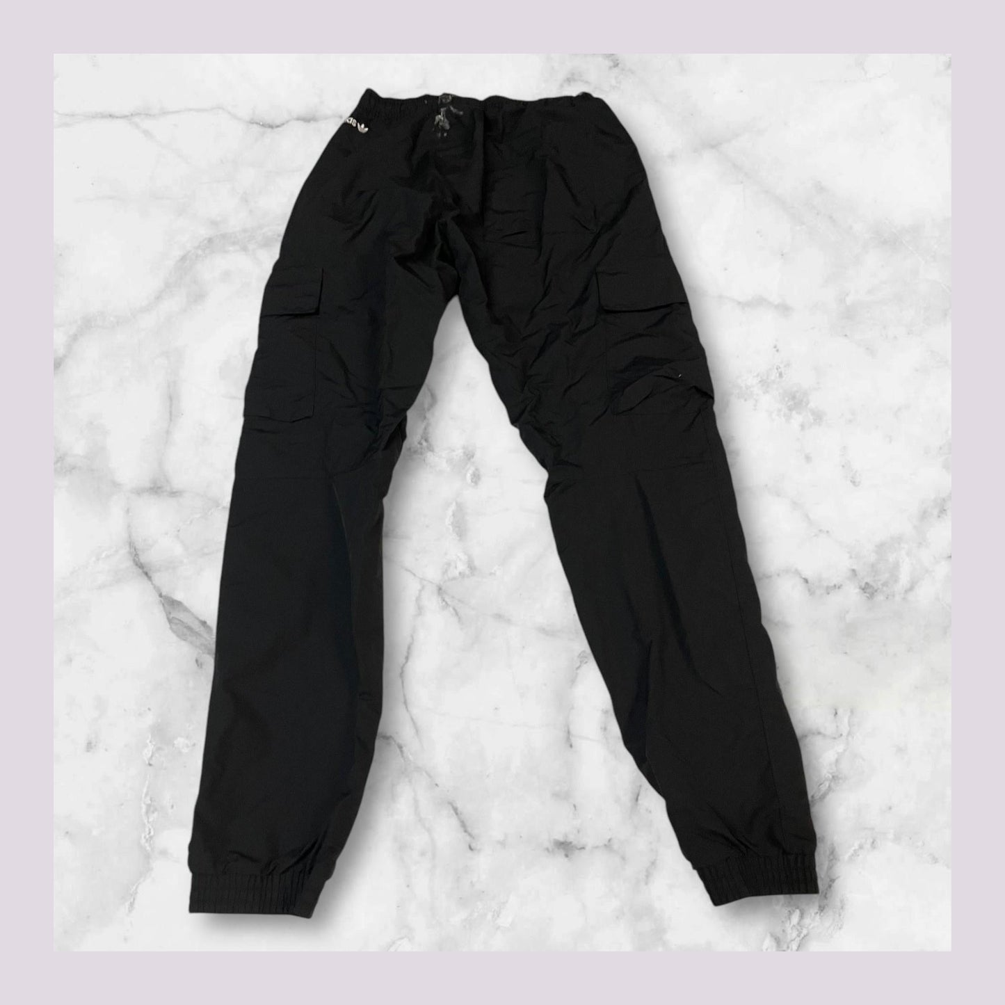 Entdecke unsere Vintage Track Pants von Nike und anderen Marken, erhältlich bei Valuxery.de - Dein Shop für trendige Vintage - Kleidung. Unsere Track Pants sind aus hochwertigen Materialien und