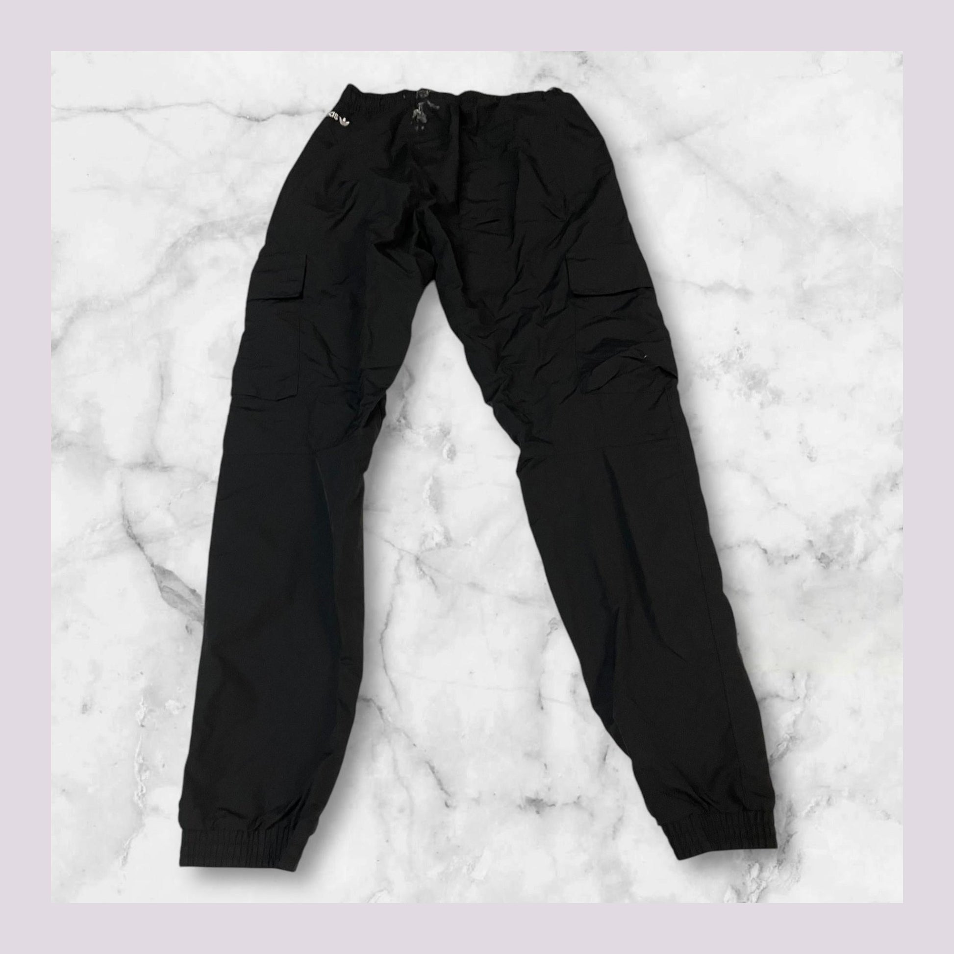 Entdecke unsere Vintage Track Pants von Nike und anderen Marken, erhältlich bei Valuxery.de - Dein Shop für trendige Vintage - Kleidung. Unsere Track Pants sind aus hochwertigen Materialien und