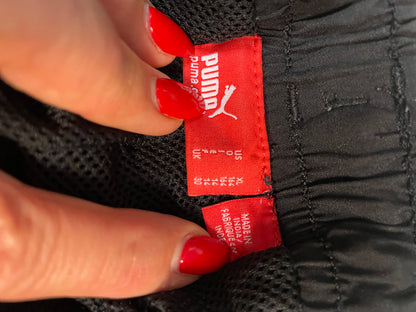 Entdecke unsere Vintage Track Pants von Nike und anderen Marken, erhältlich bei Valuxery.de - Dein Shop für trendige Vintage - Kleidung. Unsere Track Pants sind aus hochwertigen Materialien und