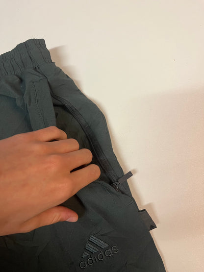 Entdecke unsere Vintage Track Pants von Nike und anderen Marken, erhältlich bei Valuxery.de - Dein Shop für trendige Vintage - Kleidung. Unsere Track Pants sind aus hochwertigen Materialien und