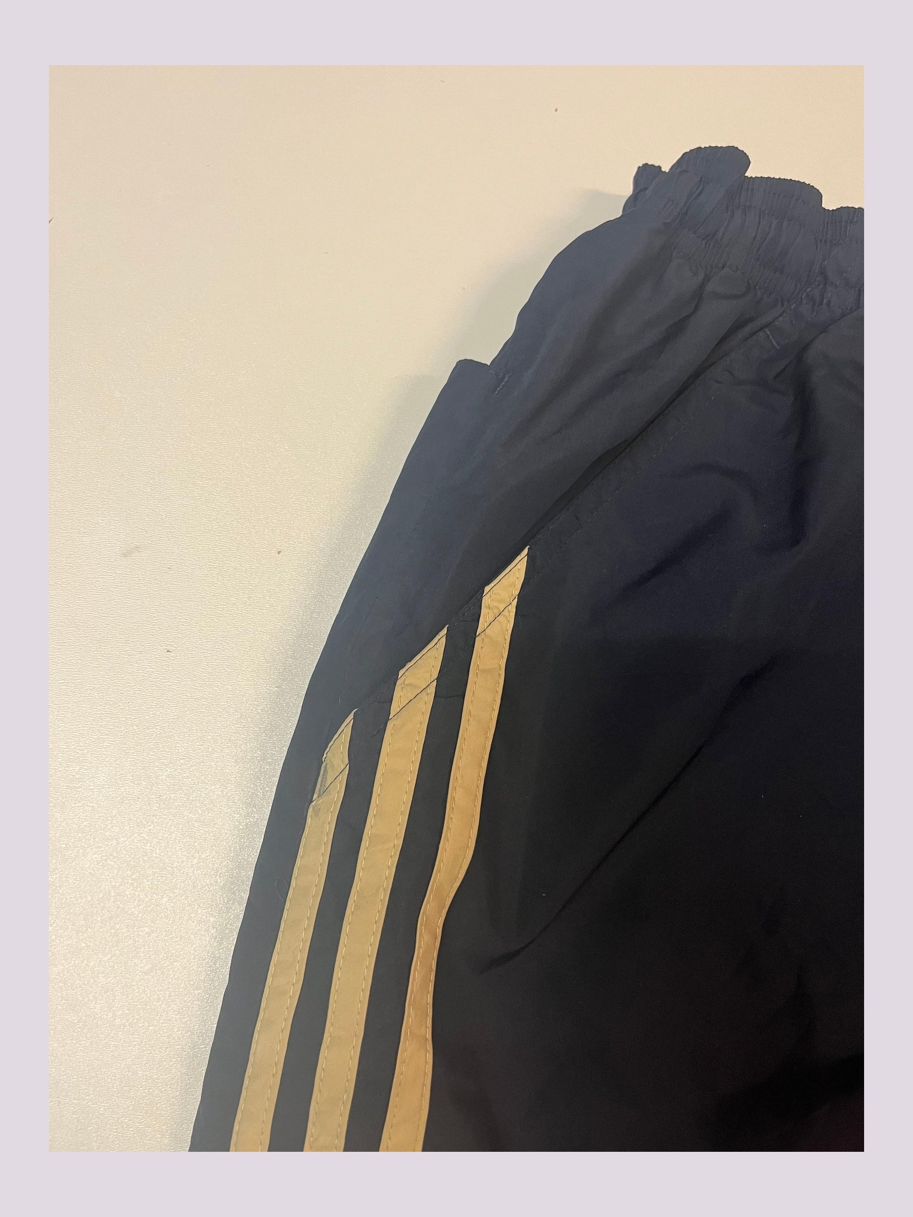 Entdecke unsere Vintage Track Pants von Nike und anderen Marken, erhältlich bei Valuxery.de - Dein Shop für trendige Vintage - Kleidung. Unsere Track Pants sind aus hochwertigen Materialien und