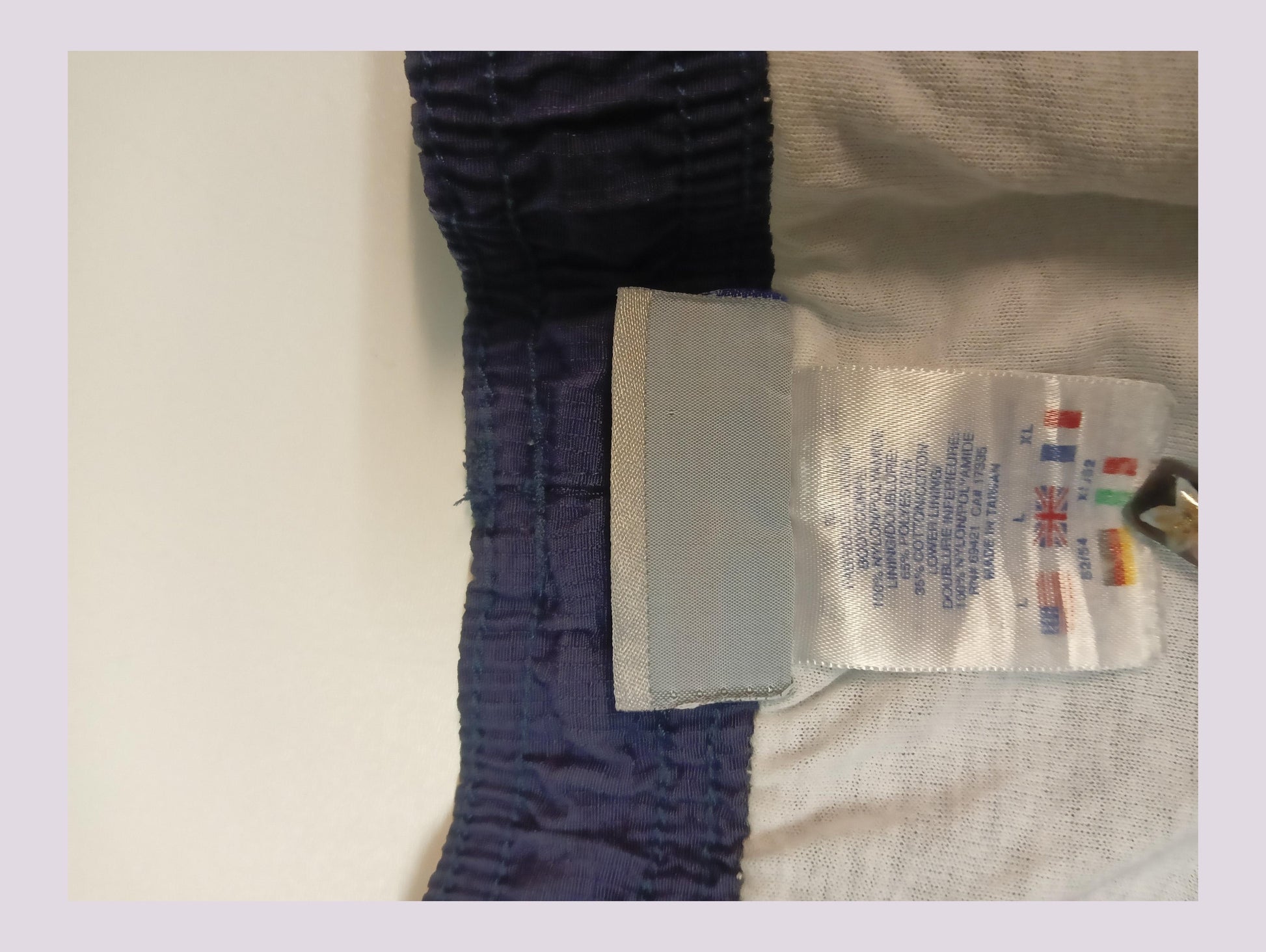 Entdecke unsere Vintage Track Pants von Nike und anderen Marken, erhältlich bei Valuxery.de - Dein Shop für trendige Vintage - Kleidung. Unsere Track Pants sind aus hochwertigen Materialien und