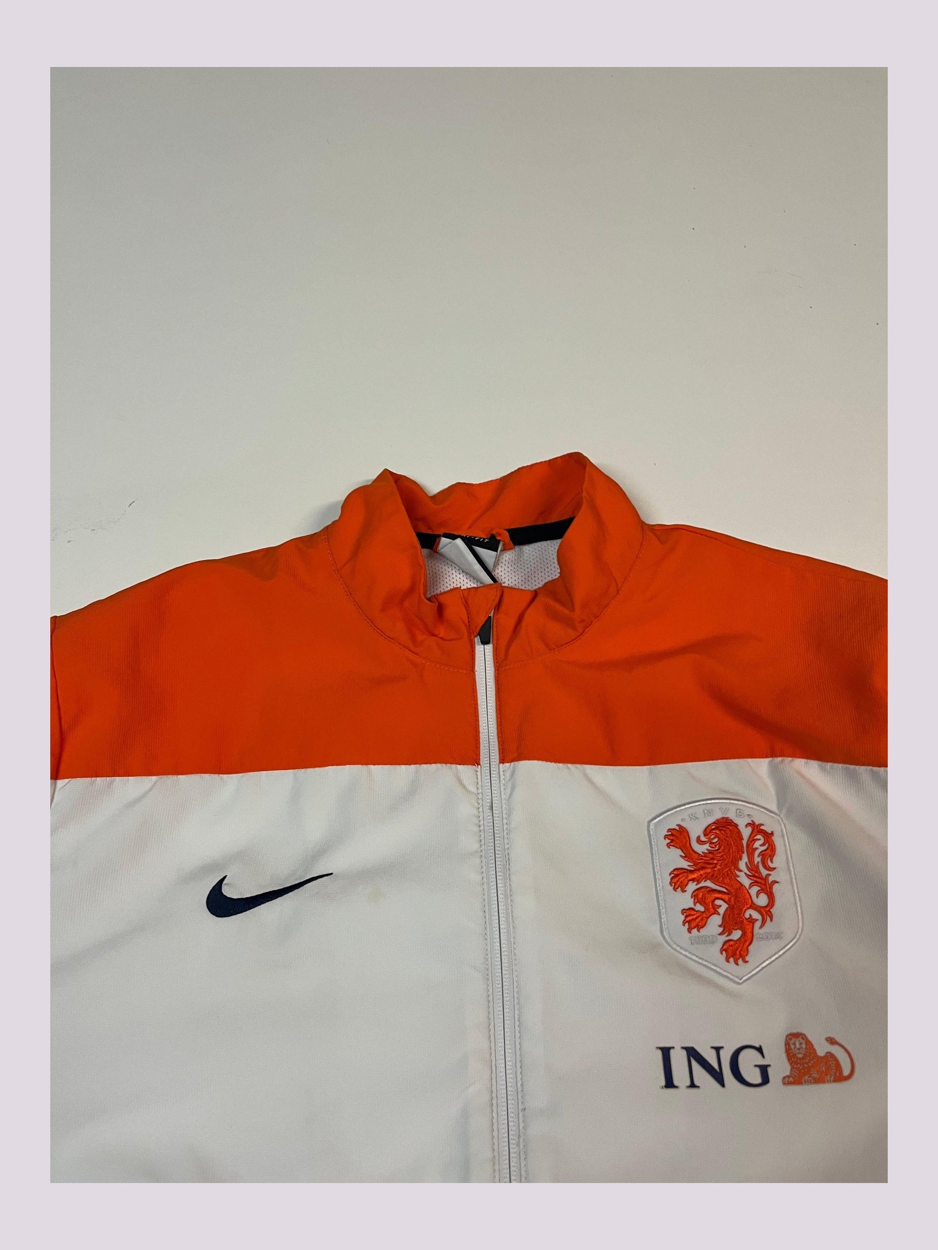 Entdecke unsere Vintage Track Pants von Nike und anderen Marken, erhältlich bei Valuxery.de - Dein Shop für trendige Vintage - Kleidung. Unsere Track Pants sind aus hochwertigen Materialien und