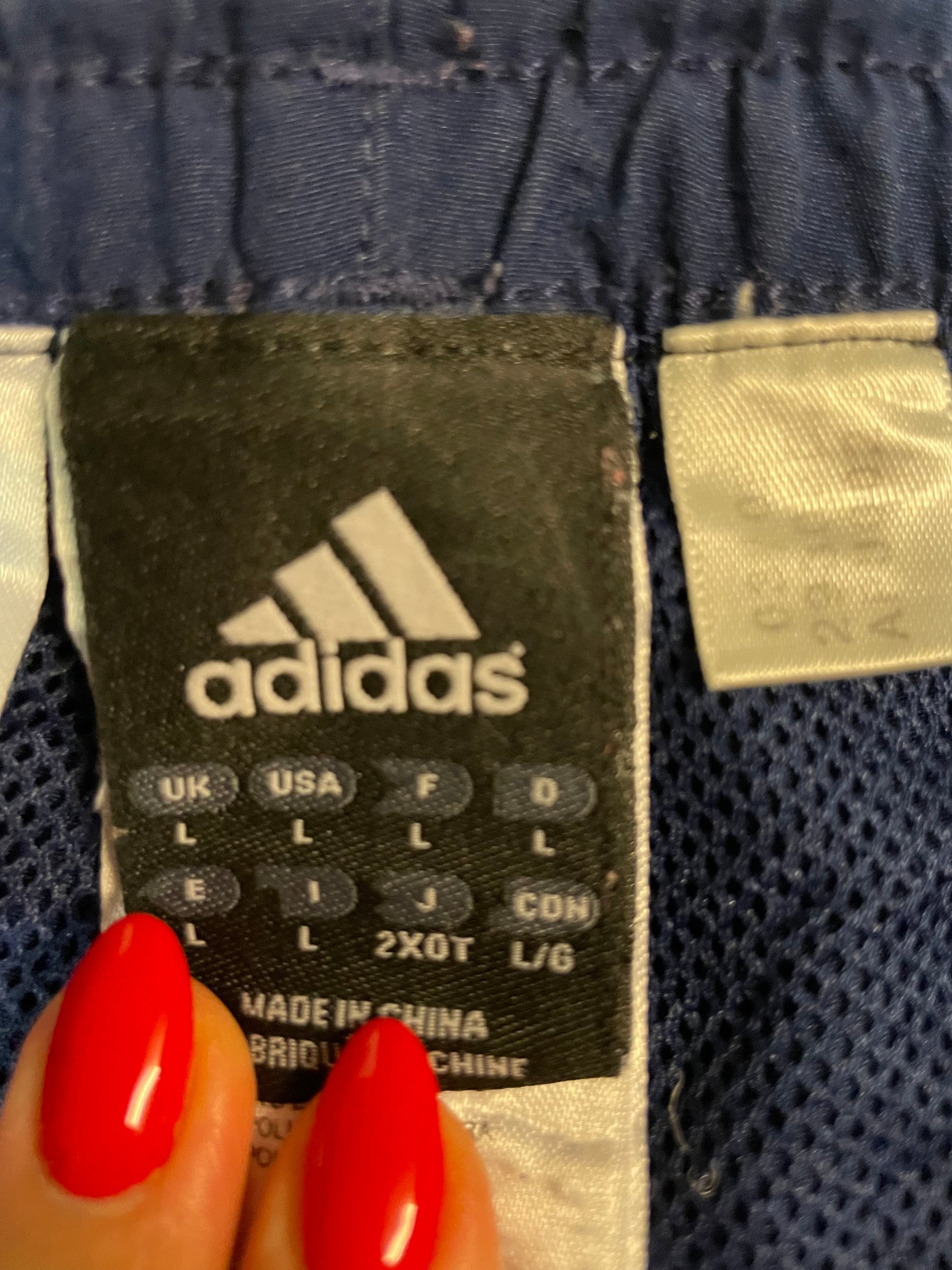 Entdecke unsere Vintage Track Pants von Nike und anderen Marken, erhältlich bei Valuxery.de - Dein Shop für trendige Vintage - Kleidung. Unsere Track Pants sind aus hochwertigen Materialien und