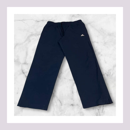 Entdecke unsere Vintage Track Pants von Nike und anderen Marken, erhältlich bei Valuxery.de - Dein Shop für trendige Vintage - Kleidung. Unsere Track Pants sind aus hochwertigen Materialien und