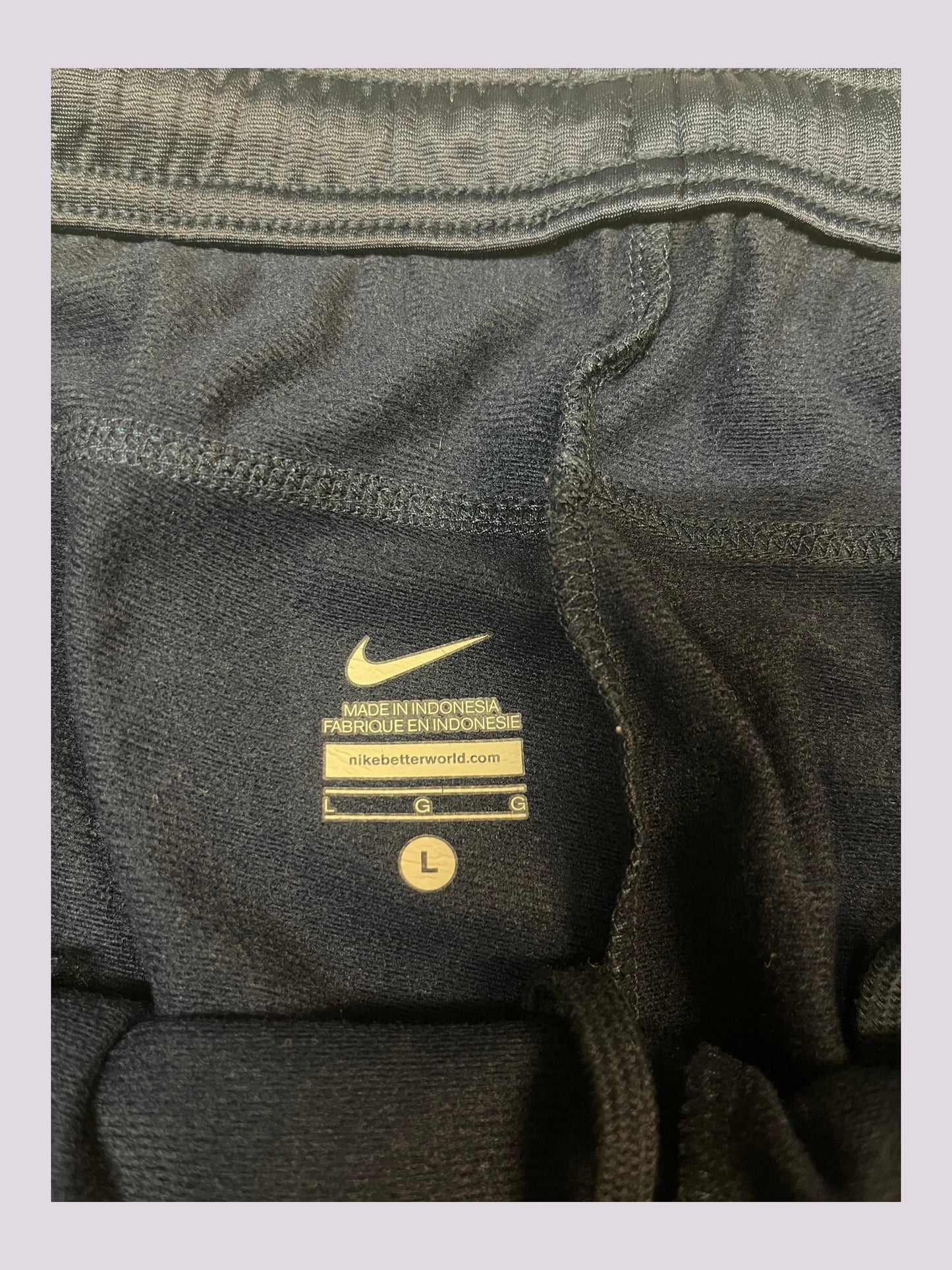 Entdecke unsere Vintage Track Pants von Nike und anderen Marken, erhältlich bei Valuxery.de - Dein Shop für trendige Vintage - Kleidung. Unsere Track Pants sind aus hochwertigen Materialien und