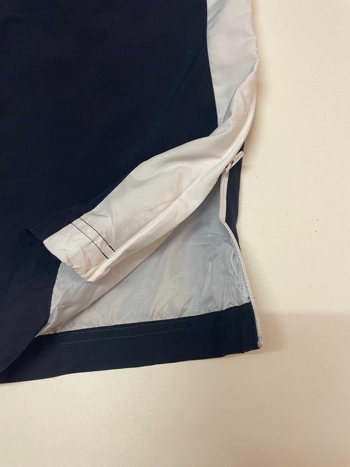 Entdecke unsere Vintage Track Pants von Nike und anderen Marken, erhältlich bei Valuxery.de - Dein Shop für trendige Vintage - Kleidung. Unsere Track Pants sind aus hochwertigen Materialien und