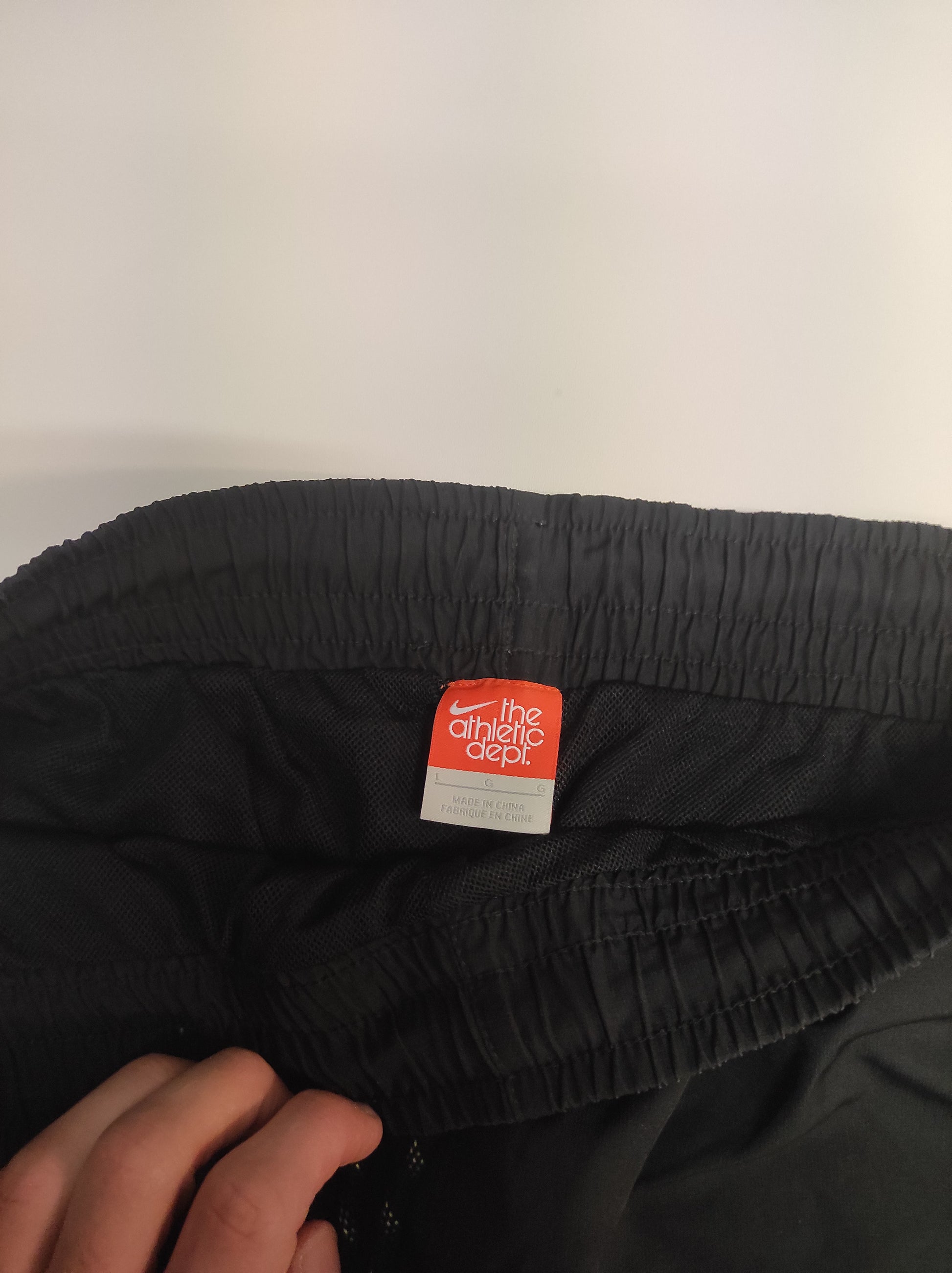 Entdecke unsere Vintage Track Pants von Nike und anderen Marken, erhältlich bei Valuxery.de - Dein Shop für trendige Vintage - Kleidung. Unsere Track Pants sind aus hochwertigen Materialien und