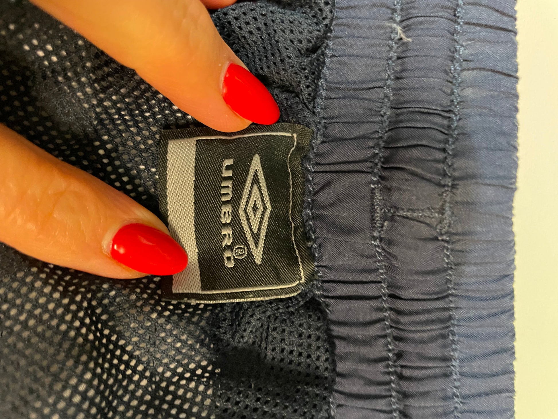 Entdecke unsere Vintage Track Pants von Nike und anderen Marken, erhältlich bei Valuxery.de - Dein Shop für trendige Vintage - Kleidung. Unsere Track Pants sind aus hochwertigen Materialien und