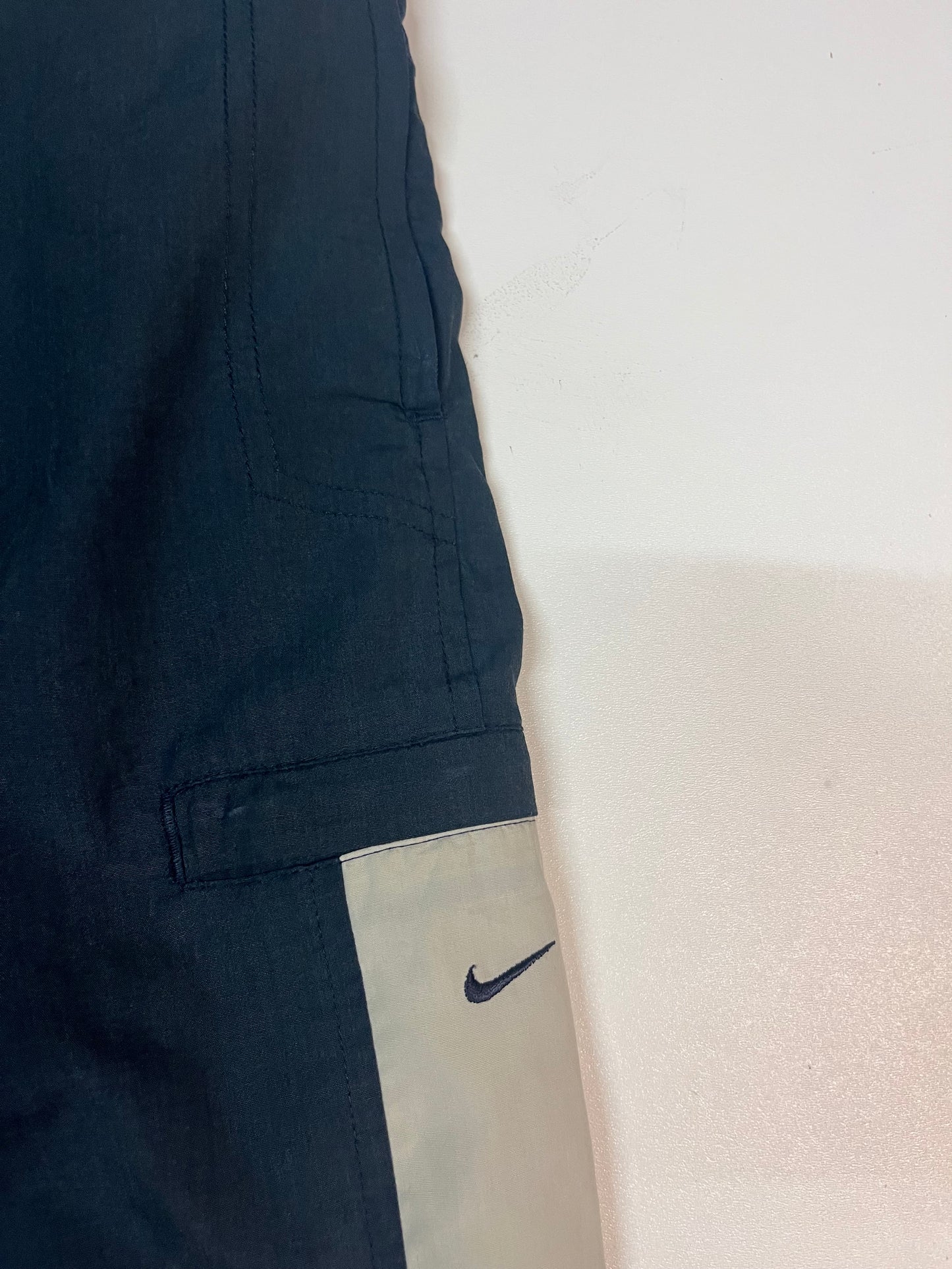 Entdecke unsere Vintage Track Pants von Nike und anderen Marken, erhältlich bei Valuxery.de - Dein Shop für trendige Vintage - Kleidung. Unsere Track Pants sind aus hochwertigen Materialien und