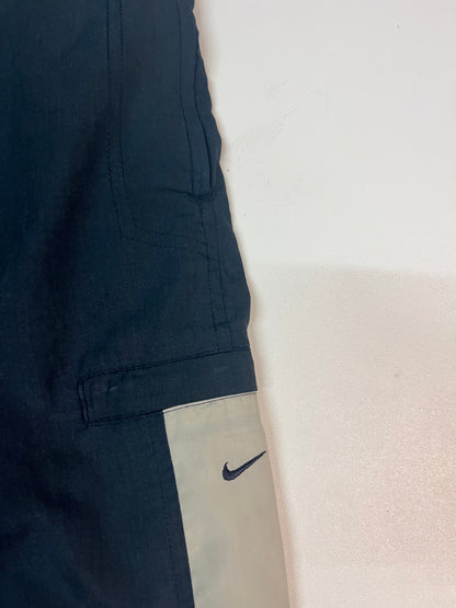 Entdecke unsere Vintage Track Pants von Nike und anderen Marken, erhältlich bei Valuxery.de - Dein Shop für trendige Vintage - Kleidung. Unsere Track Pants sind aus hochwertigen Materialien und