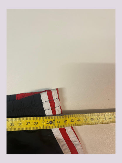 Entdecke unsere Vintage Track Pants von Nike und anderen Marken, erhältlich bei Valuxery.de - Dein Shop für trendige Vintage - Kleidung. Unsere Track Pants sind aus hochwertigen Materialien und