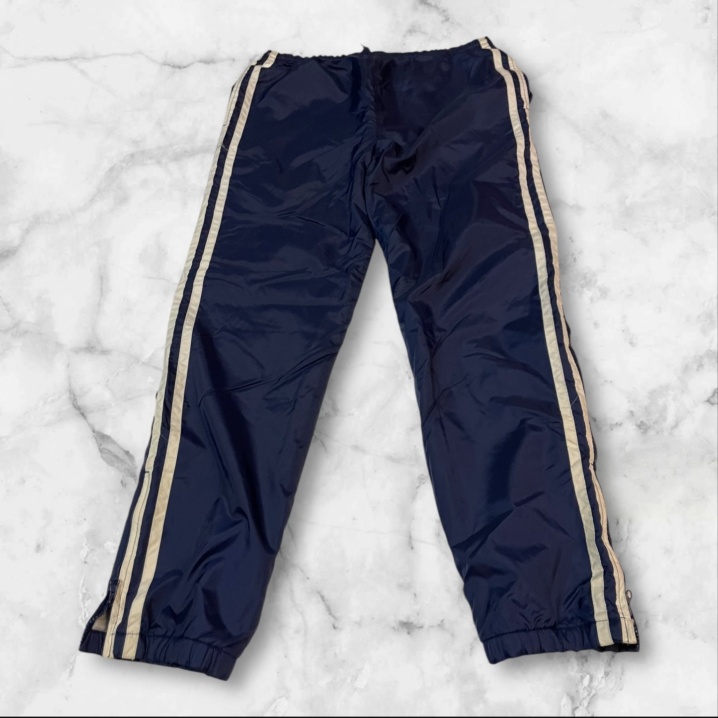 Entdecke unsere Vintage Track Pants von Nike und anderen Marken, erhältlich bei Valuxery.de - Dein Shop für trendige Vintage - Kleidung. Unsere Track Pants sind aus hochwertigen Materialien und