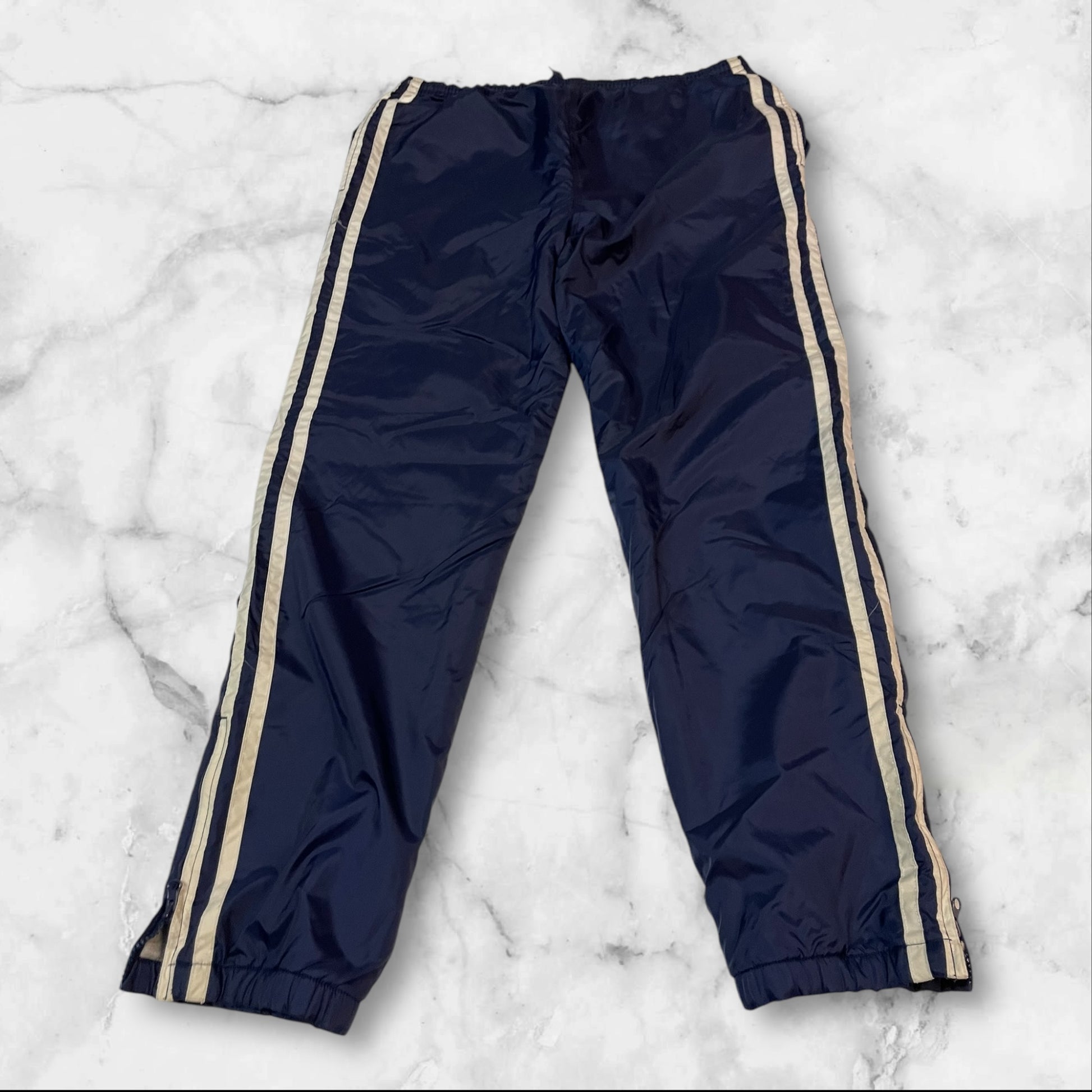 Entdecke unsere Vintage Track Pants von Nike und anderen Marken, erhältlich bei Valuxery.de - Dein Shop für trendige Vintage - Kleidung. Unsere Track Pants sind aus hochwertigen Materialien und