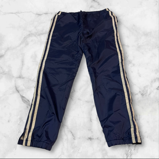Entdecke unsere Vintage Track Pants von Nike und anderen Marken, erhältlich bei Valuxery.de - Dein Shop für trendige Vintage - Kleidung. Unsere Track Pants sind aus hochwertigen Materialien und