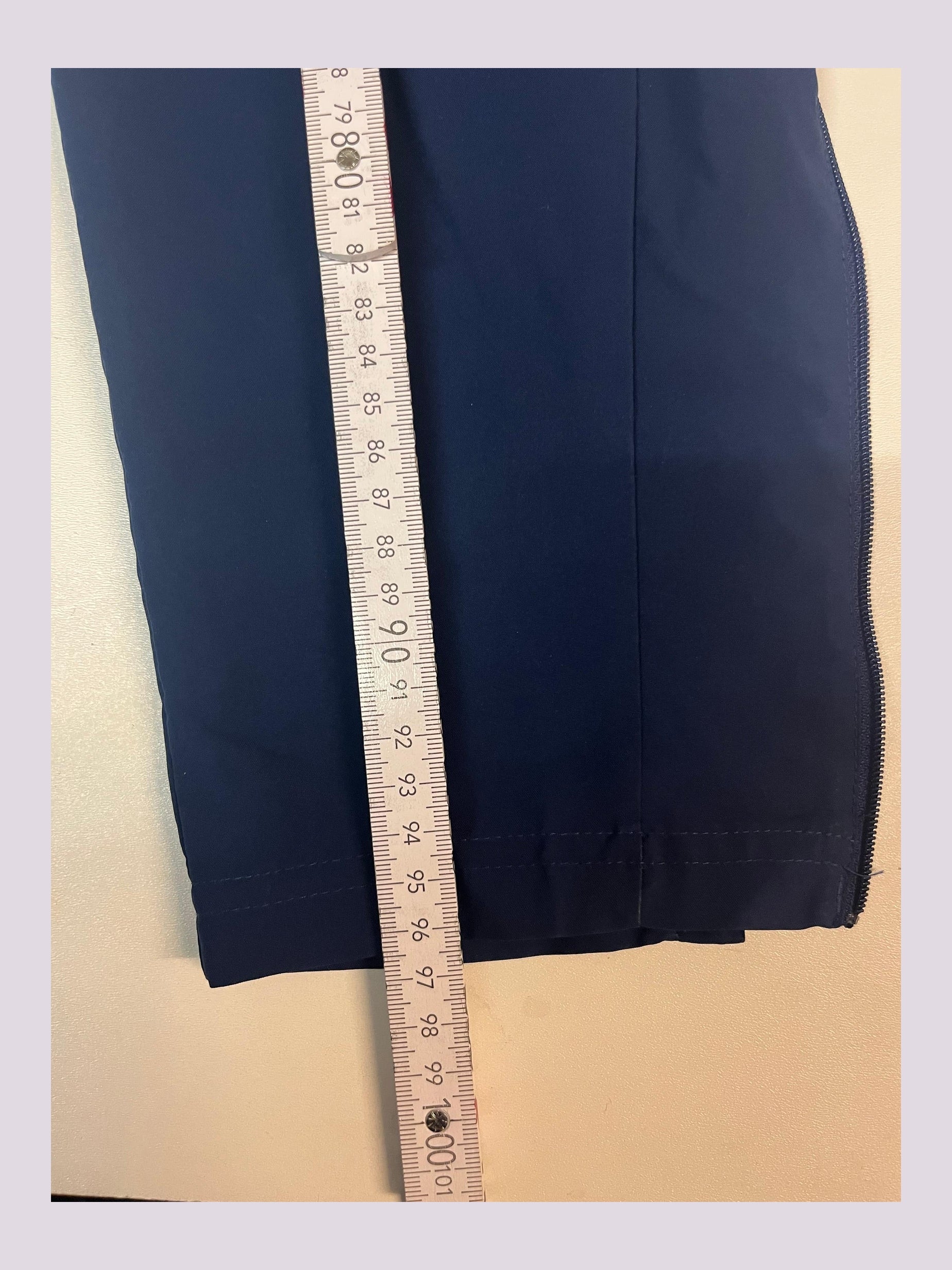 Entdecke unsere Vintage Track Pants von Nike und anderen Marken, erhältlich bei Valuxery.de - Dein Shop für trendige Vintage - Kleidung. Unsere Track Pants sind aus hochwertigen Materialien und