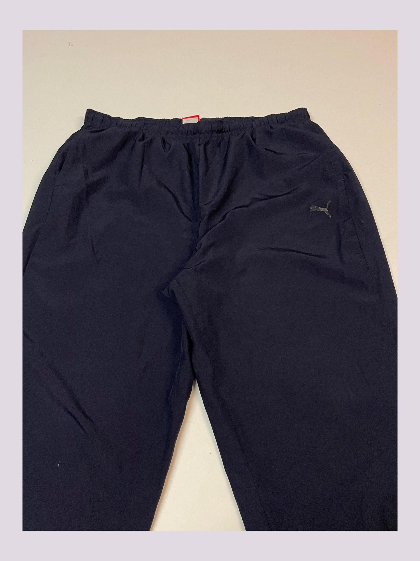 Entdecke unsere Vintage Track Pants von Nike und anderen Marken, erhältlich bei Valuxery.de - Dein Shop für trendige Vintage - Kleidung. Unsere Track Pants sind aus hochwertigen Materialien und