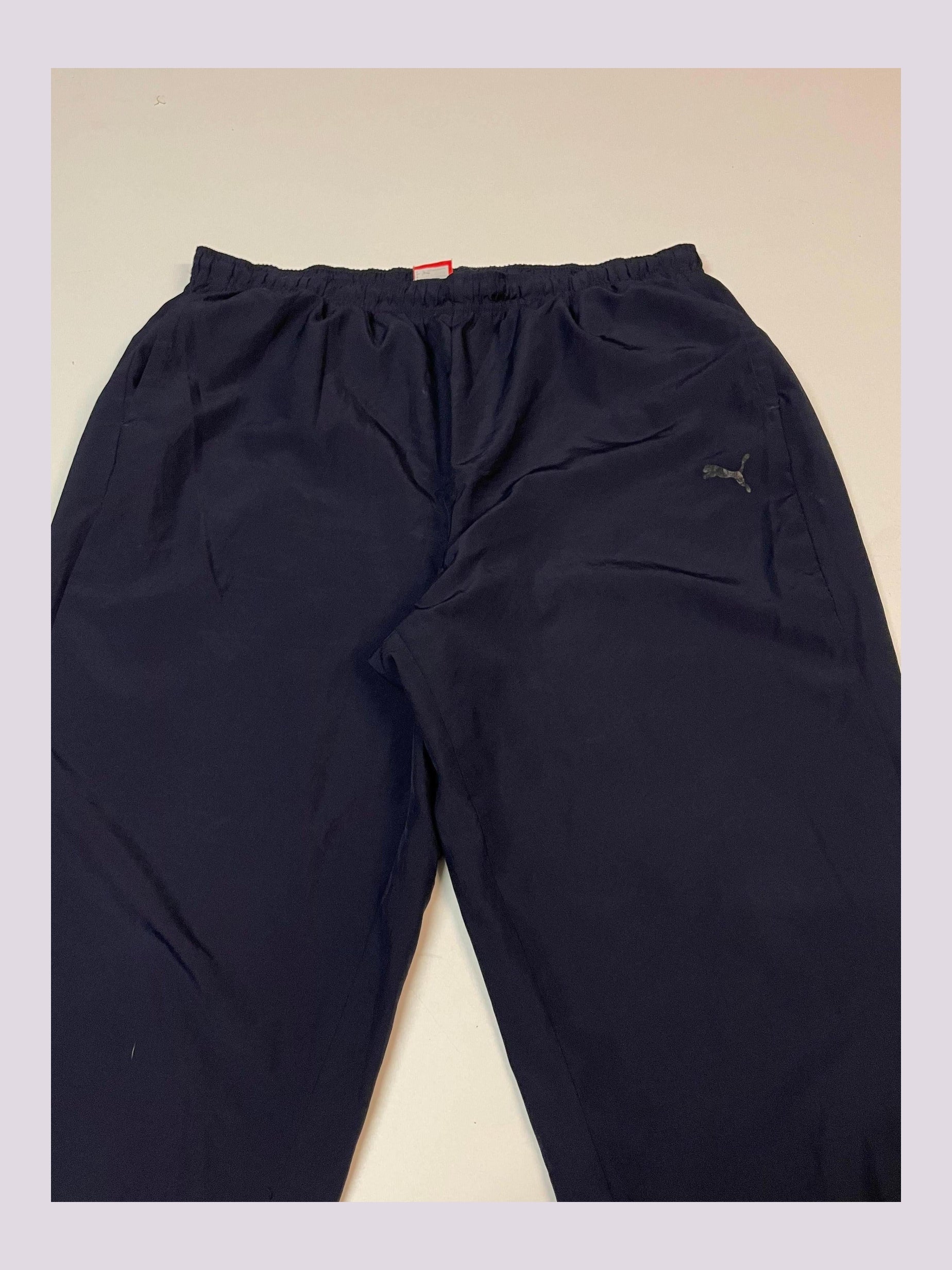 Entdecke unsere Vintage Track Pants von Nike und anderen Marken, erhältlich bei Valuxery.de - Dein Shop für trendige Vintage - Kleidung. Unsere Track Pants sind aus hochwertigen Materialien und