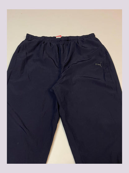 Entdecke unsere Vintage Track Pants von Nike und anderen Marken, erhältlich bei Valuxery.de - Dein Shop für trendige Vintage - Kleidung. Unsere Track Pants sind aus hochwertigen Materialien und