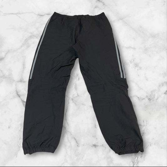 Entdecke unsere Vintage Track Pants von Nike und anderen Marken, erhältlich bei Valuxery.de - Dein Shop für trendige Vintage - Kleidung. Unsere Track Pants sind aus hochwertigen Materialien und