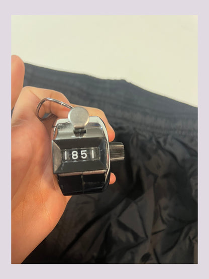 Entdecke unsere Vintage Track Pants von Nike und anderen Marken, erhältlich bei Valuxery.de - Dein Shop für trendige Vintage - Kleidung. Unsere Track Pants sind aus hochwertigen Materialien und