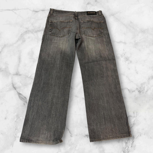 Entdecke unsere Vintage Track Pants von Nike und anderen Marken, erhältlich bei Valuxery.de - Dein Shop für trendige Vintage - Kleidung. Unsere Track Pants sind aus hochwertigen Materialien und