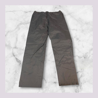 Entdecke unsere Vintage Track Pants von Nike und anderen Marken, erhältlich bei Valuxery.de - Dein Shop für trendige Vintage - Kleidung. Unsere Track Pants sind aus hochwertigen Materialien und
