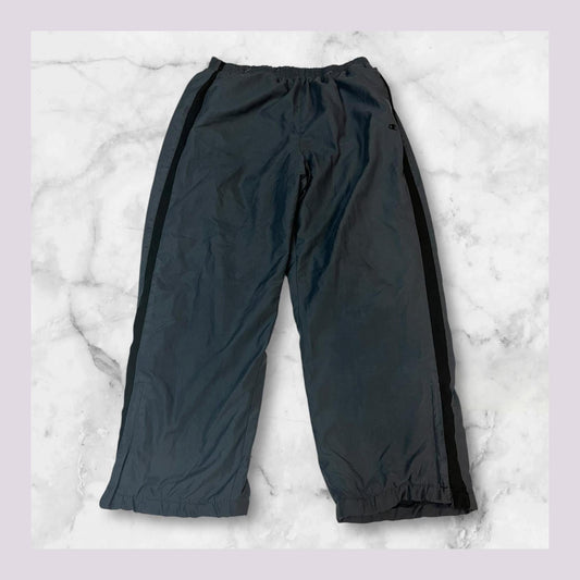 Entdecke unsere Vintage Track Pants von Nike und anderen Marken, erhältlich bei Valuxery.de - Dein Shop für trendige Vintage - Kleidung. Unsere Track Pants sind aus hochwertigen Materialien und